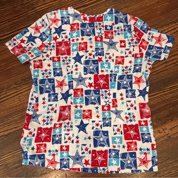 UA Flex Red White Blue Patriotic America Stars Scrub Medical Top W Pockets Sz M - Picture 2 of 6